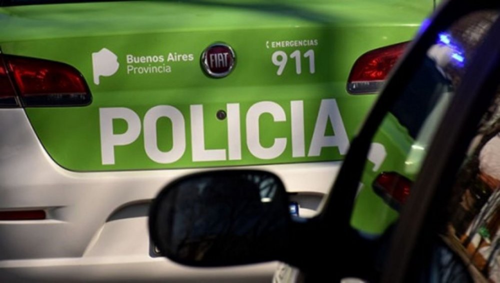 Violenta mujer atacó con un palo a su pareja a una mujer policía y