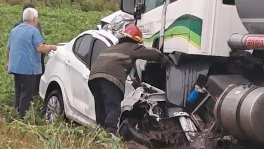 Falleció un hombre en un choque frontal entre un auto y un camión