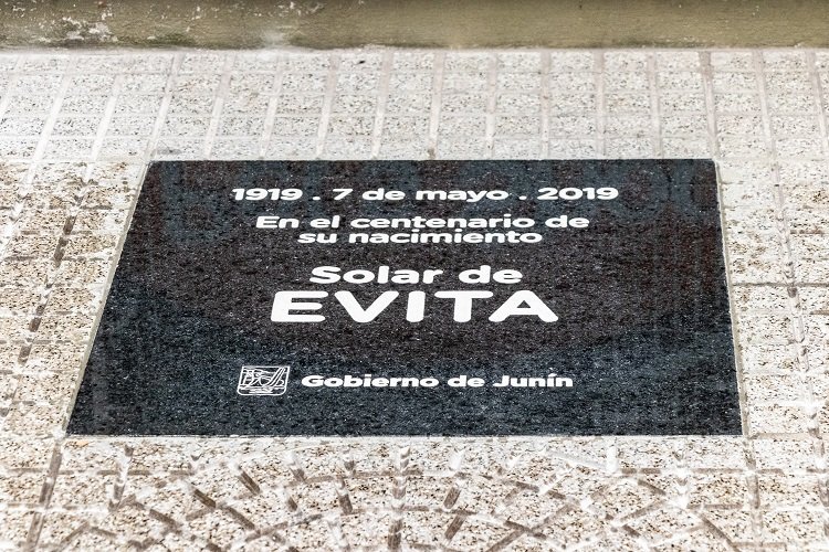 Descubrieron una baldosa en el solar donde nació Evita