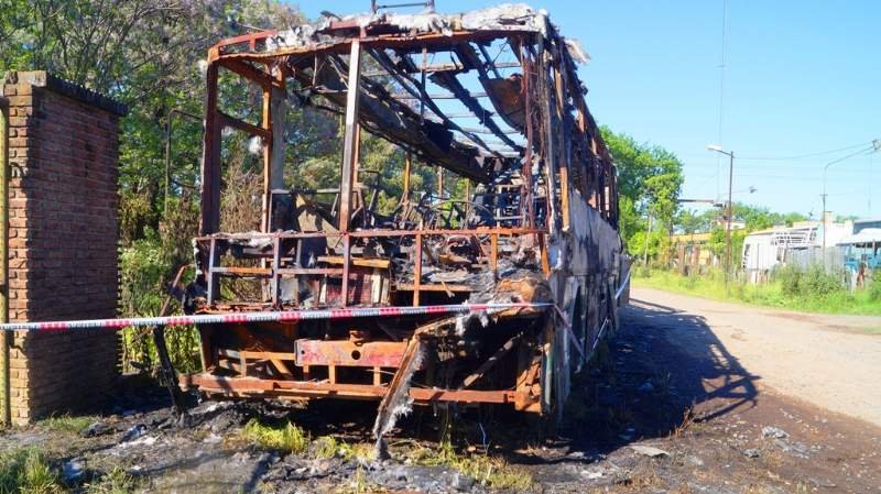 Incendiaron un micro en Chivilcoy