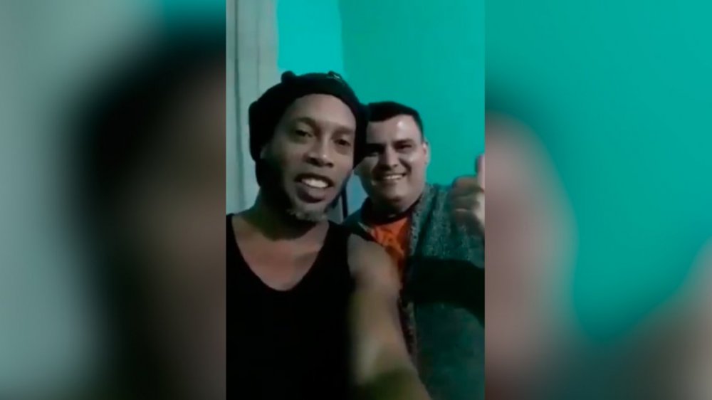 En plena cuarentena, Ronaldinho compartió un nuevo video desde la cárcel