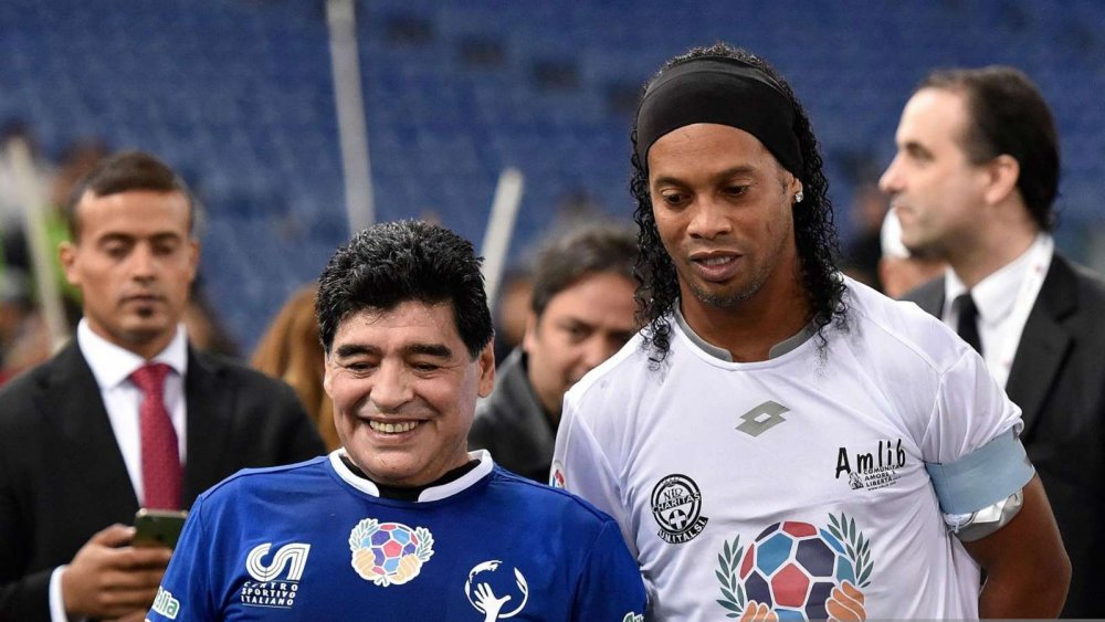 ¿Ronaldinho jugará en el Gimnasia de Maradona?