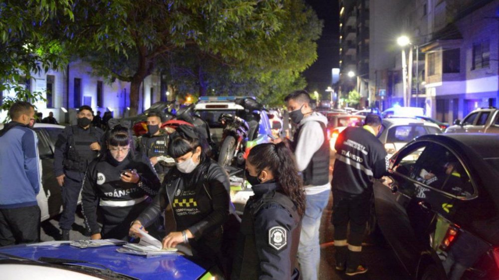 Escándalo En La Plata Por Una Fiesta Clandestina Con 500 Personas 