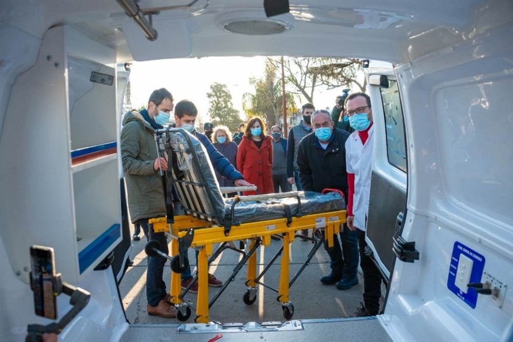 Petrecca entregó una unidad de traslado 0km para la localidad de Agustín Roca