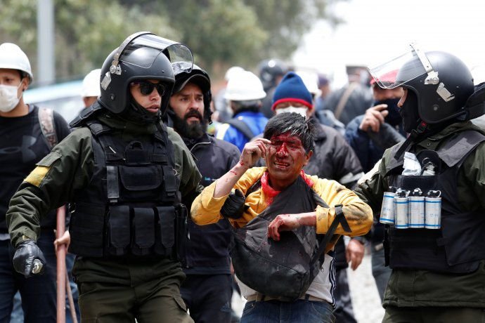 Un oficial boliviano reveló que le ordenaron recoger 40.000 cartuchos antitumulto argentinos