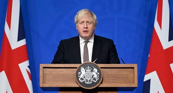 Boris Johnson asegura que Ómicron se contagia entre vacunados con dos dosis