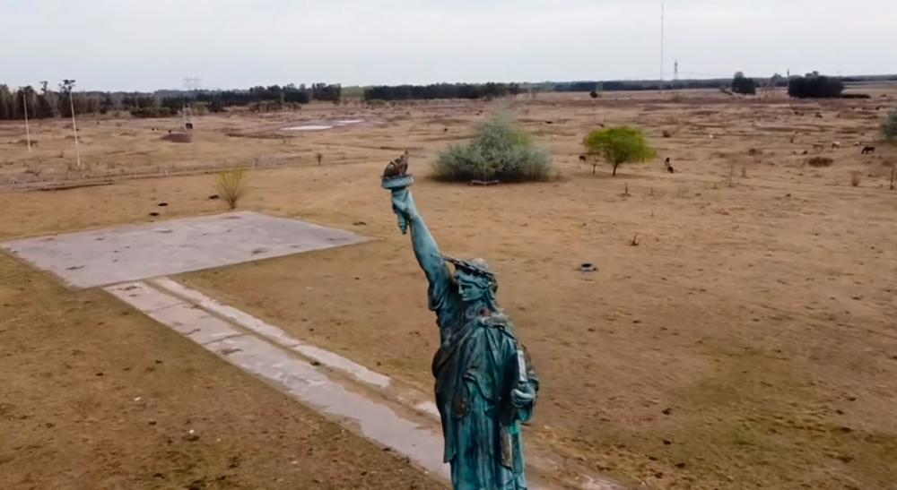 El misterio de la Estatua de la Libertad escondida en un campo del conurbano bonaerense