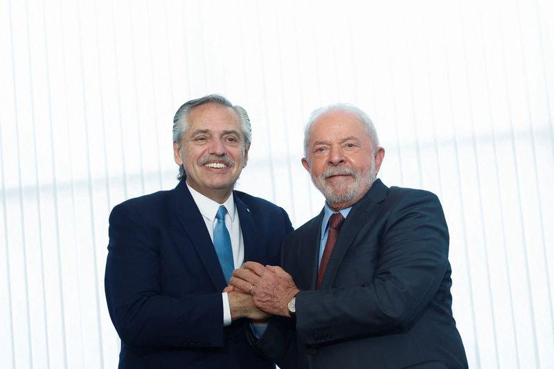 Pese a la crisis política que vive Brasil, Lula le confirmó a Alberto Fernández que el 23 de enero vendrá al país para participar en la Cumbre de la CELAC