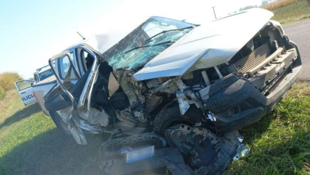 Violento accidente entre una camioneta y un tractor