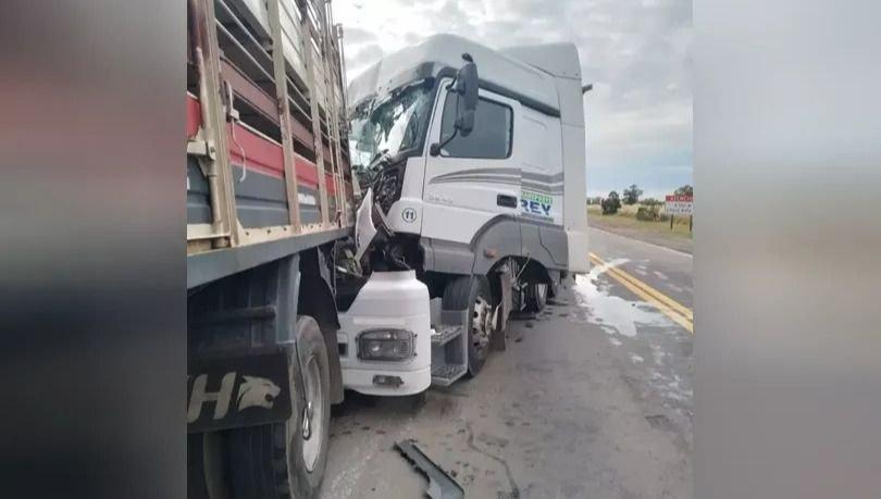 Choque entre camiones en Ruta 5