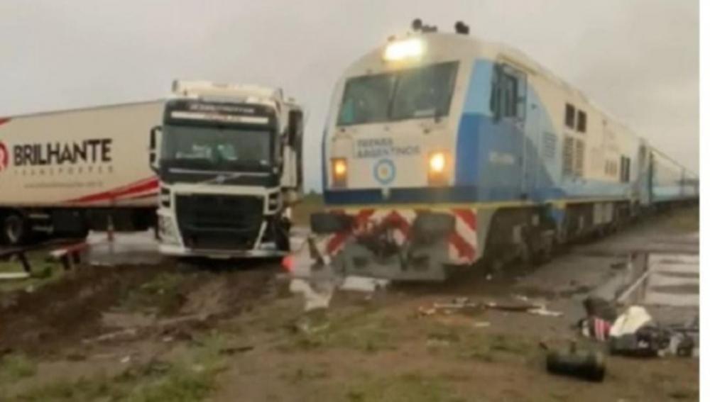 Ruta 7: El tren de pasajeros que partió de Junín chocó contra un camión