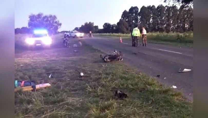 Corrían una picada, se rozaron y chocaron contra un grupo de personas