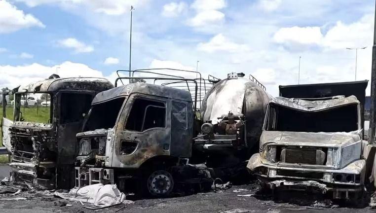 Triple choque de camiones y voraz incendio en el Acceso Oeste