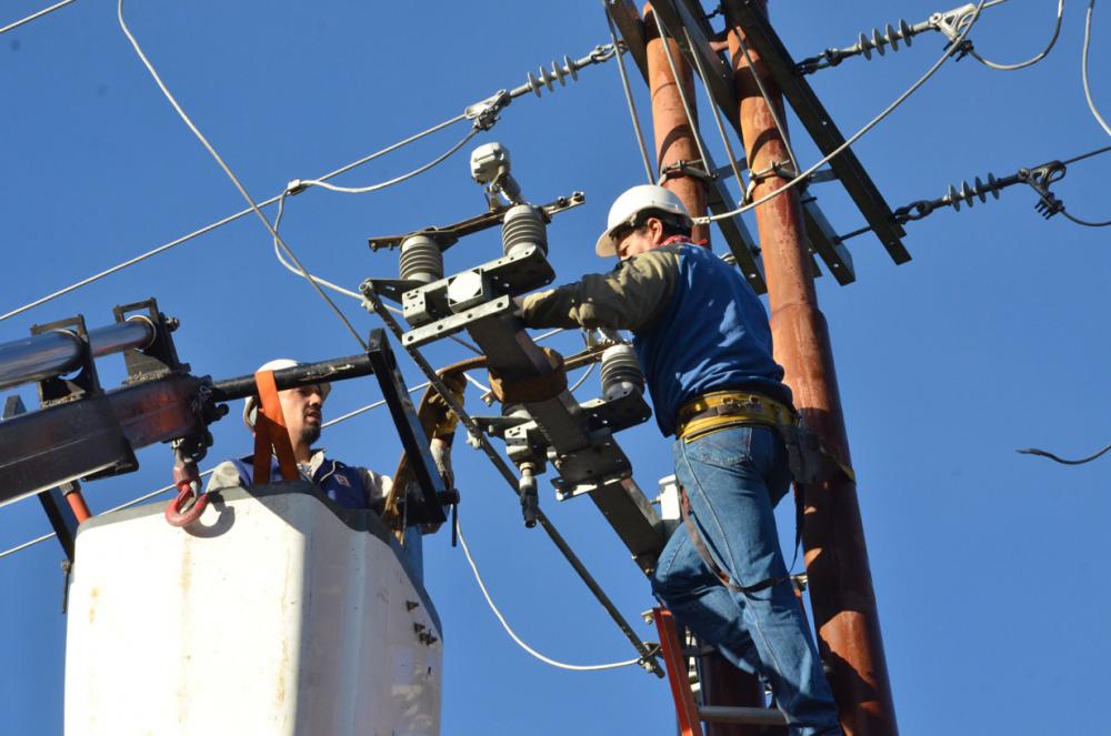Eden trabaja para restablecer el servicio electrico de Junín