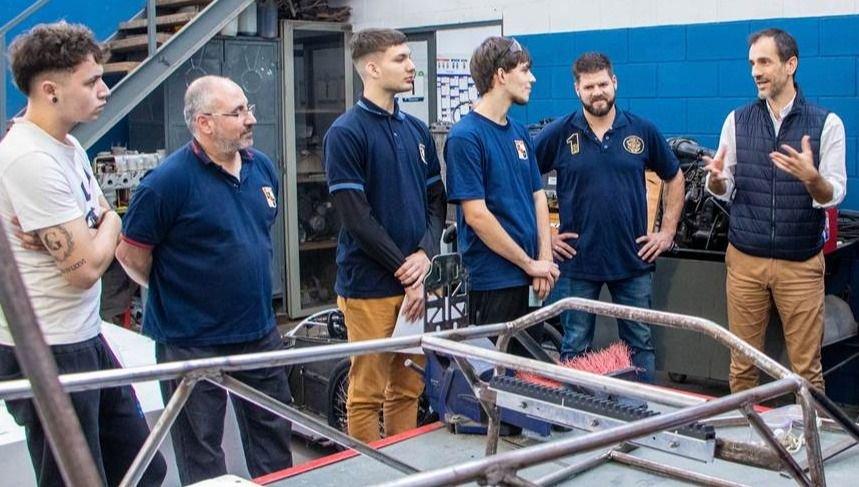 Alumnos del "Antonio Bermejo" preparan el vehículo para participar de la edición 2024 del Desafío Eco