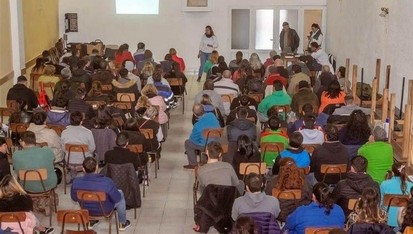 Vecinos participaron de un nuevo curso sobre manipulación correcta de alimentos en el Prado Español