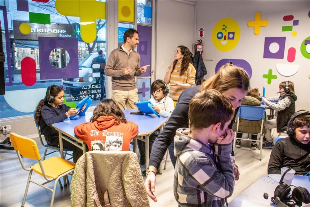 Pablo Petrecca presenció una clase del taller "Soy Streamer" en la Escuela Municipal de Robótica