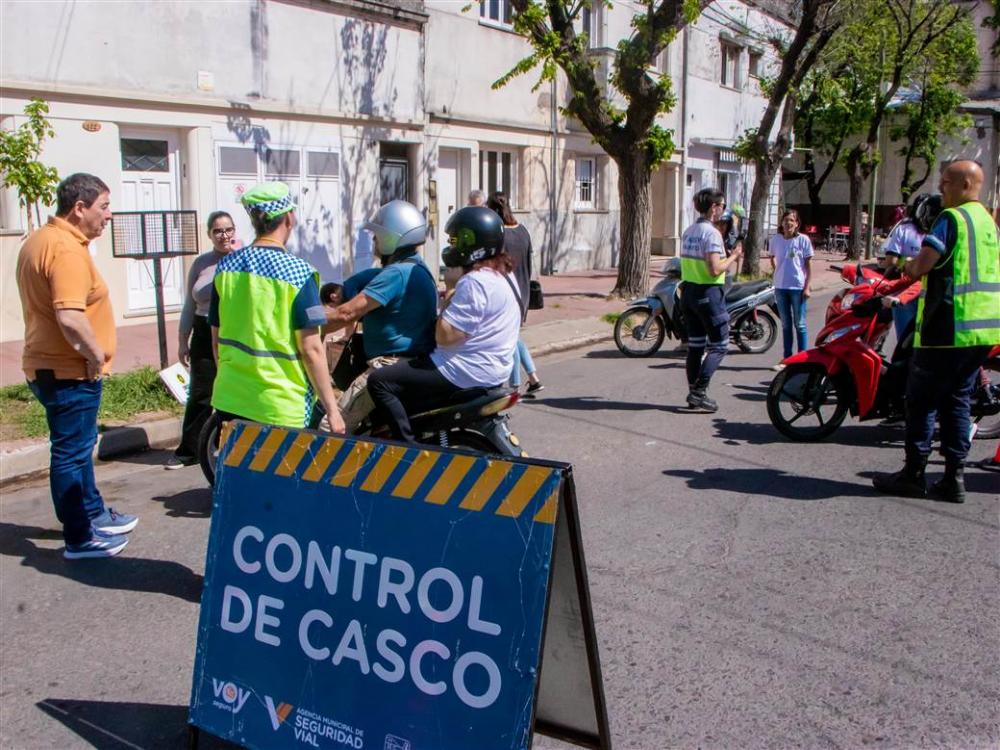 Se desplegó un operativo de control especial con entrega de reconocimientos a vecinos que usaron el casco