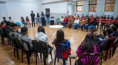 Se llevó a cabo un encuentro intergeneracional entre jóvenes del programa Envión y adultos mayores