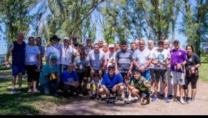 Se realizó el quinto encuentro de autos retro en el Parque Borchex