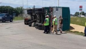 Despista y vuelca el acoplado de un camión en la ruta 188 y Alberdi