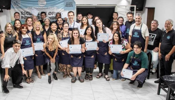 Entrega de certificados a los primeros alumnos que completaron su formación en panadería y repostería