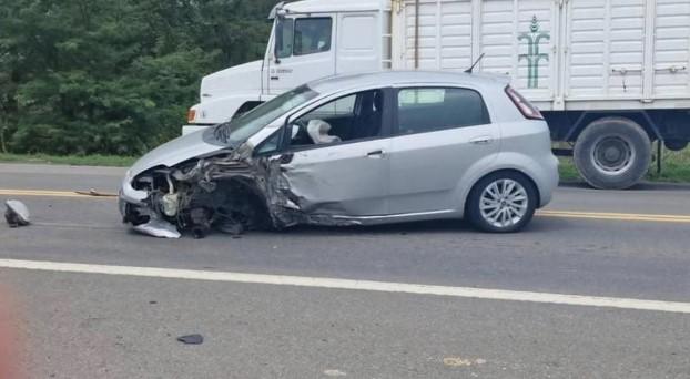 Ruta 7: Violento accidente entre un camión jaula y un automóvil